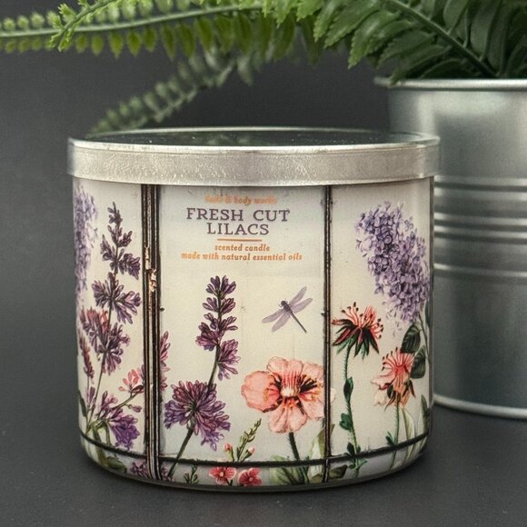 BBW Fresh Cut Lilacs Bath & Body Works 3 Wick Candle - Picture 1 of 10